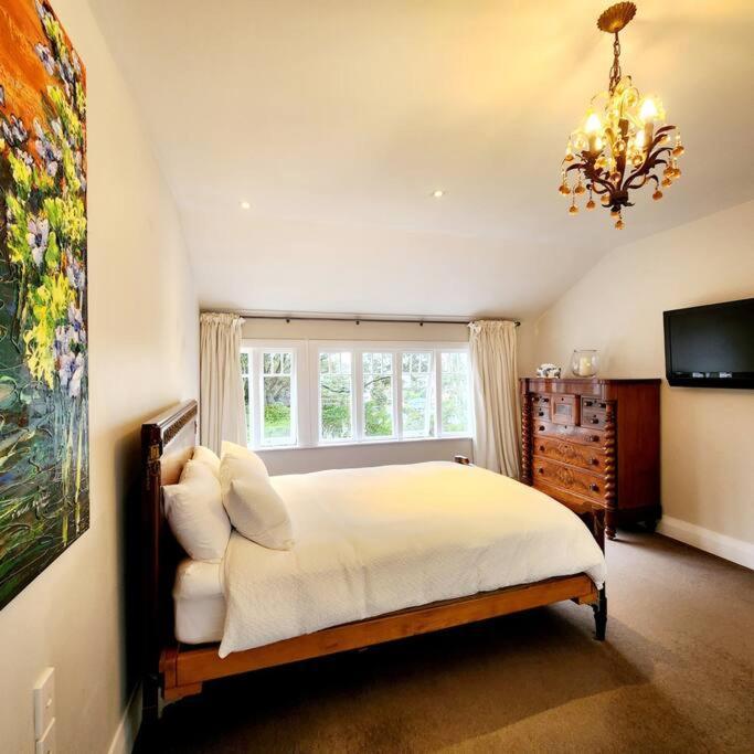 With Hot Tub, Heated Pool & Tennis Court Сasa de vacaciones Wellington