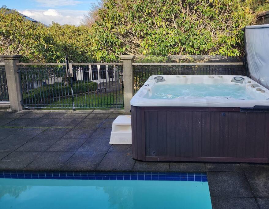 With Hot Tub, Heated Pool & Tennis Court Сasa de vacaciones Wellington